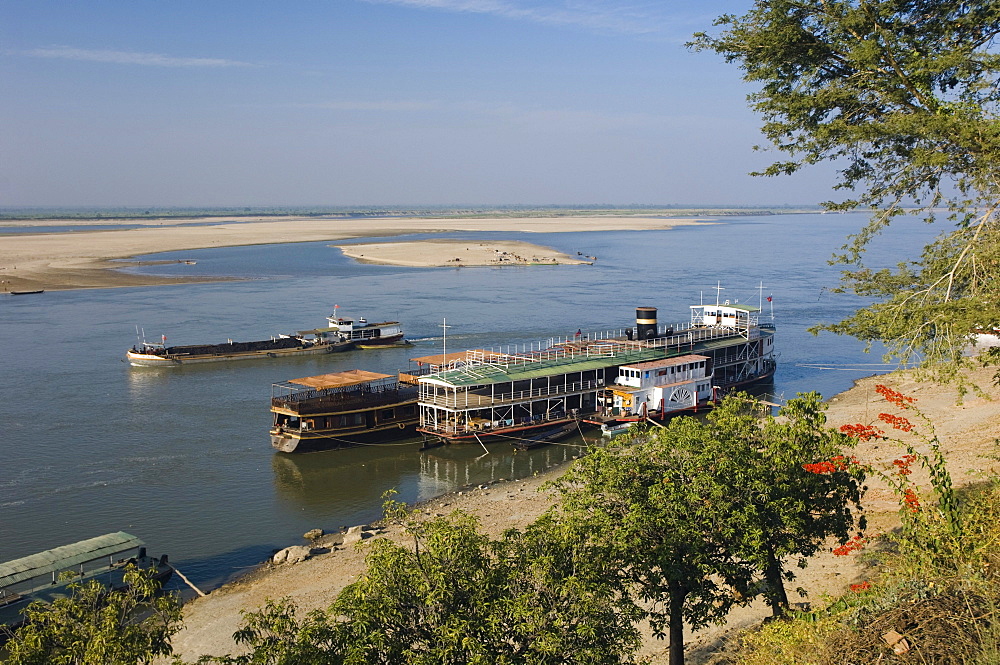 River steamer on the Ayeyarwady River, Irrawaddy, Bagan, Pagan, Burma, Myanmar, Asia