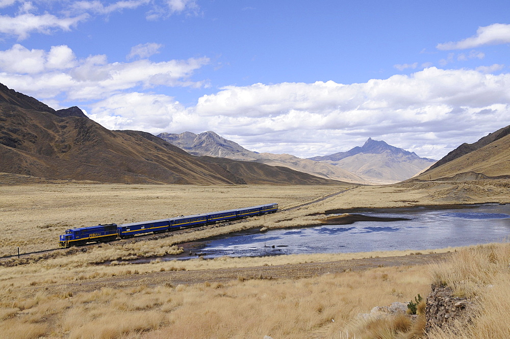 Railway Perurail, provincial border Cusco - Puno, Peru, South America, Latin America