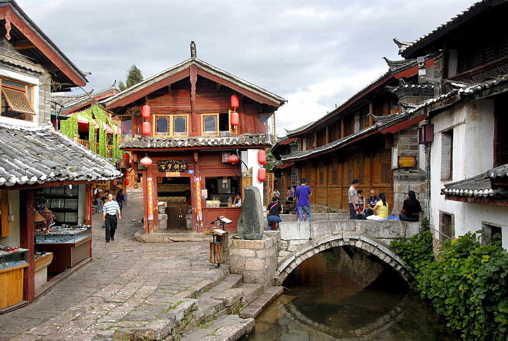 Old wooden houses, canal and bridge, historic centre of Lijiang, UNESCO World Heritage Site, Yunnan Province, People's Republic of China, Asia