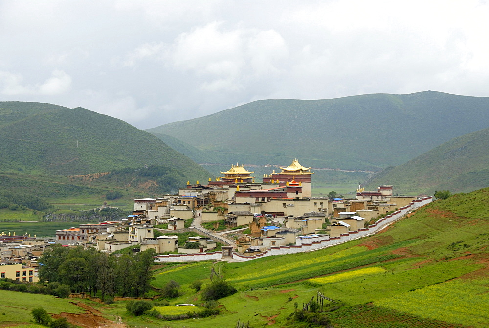 Tibetan Buddhist, monastery with walls, temples, hilly landscape, Monastery Ganden Sumtseling Gompa, Zhongdian, Shangri-La, Yunnan Province, People's Republic of China, Asia