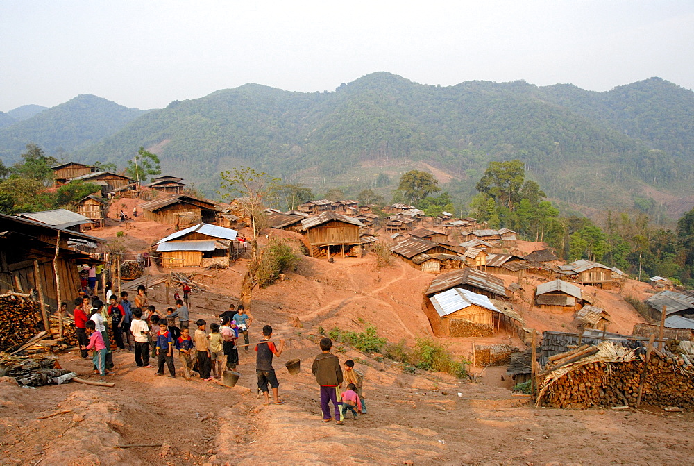 Poverty, people of the Akha Djepia ethnic group, simple huts on the hillside, village Ban Chakhamdaeng, near the Nam Lan Conservation Area, Boun Tai district, Phongsali province, Phongsaly, Laos, Southeast Asia, Asia