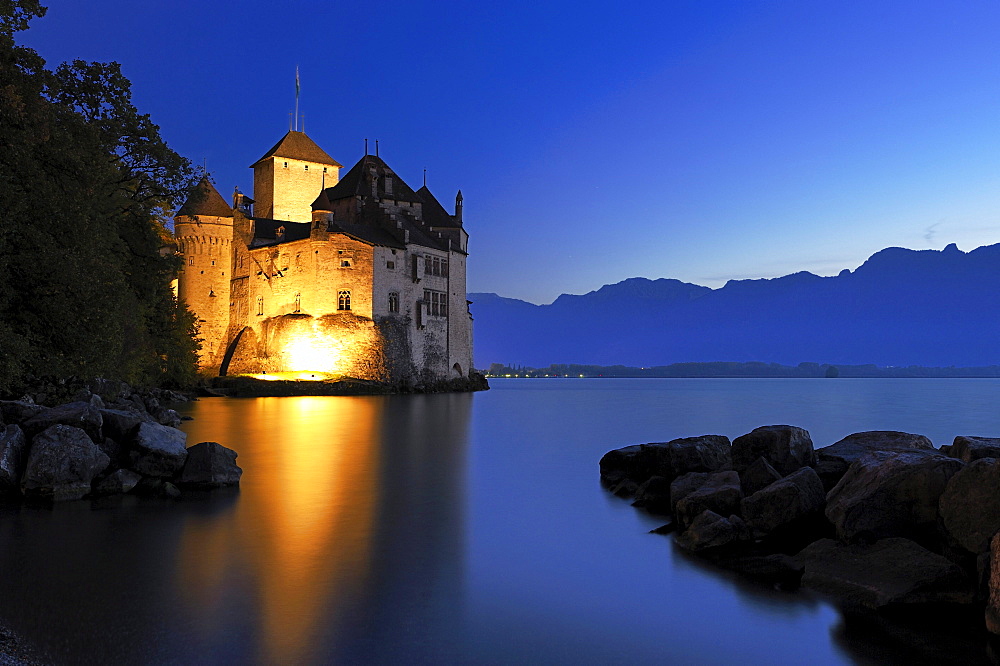 Chillon Castle on Lake Geneva at night, Veytaux, Montreux, Switzerland, Europe