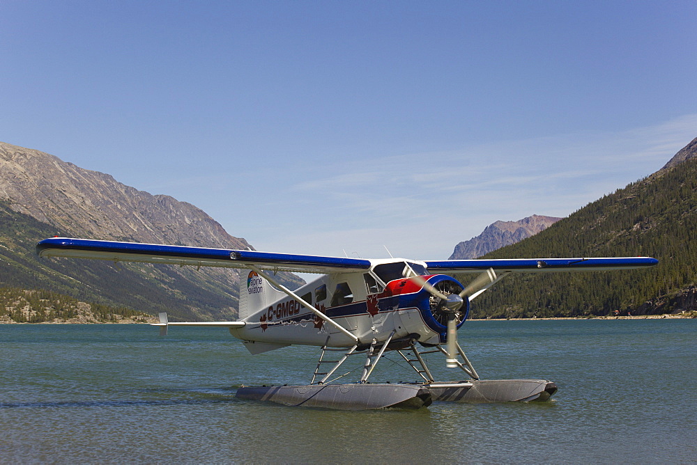 Taxiing, legendary de Havilland Canada DHC-2 Beaver, float plane, bush plane, near historic Bennett, Lake Bennett, Chilkoot Pass, Chilkoot Trail, Yukon Territory, British Columbia, B. C., Canada