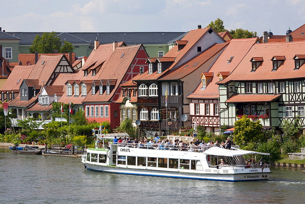 Excursion boat on the Pegnitz River, Little Venice, former fishermen's houses, Bamberg, Franconia, Bavaria, Germany, Europe