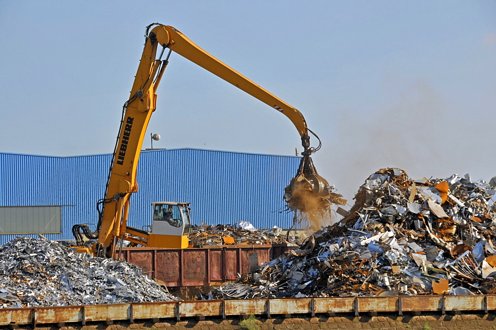 Bulk-handling crane on a scrap yard, scrap island, DuisPort inland port, Duisburg, North Rhine-Westphalia, Germany, Europe