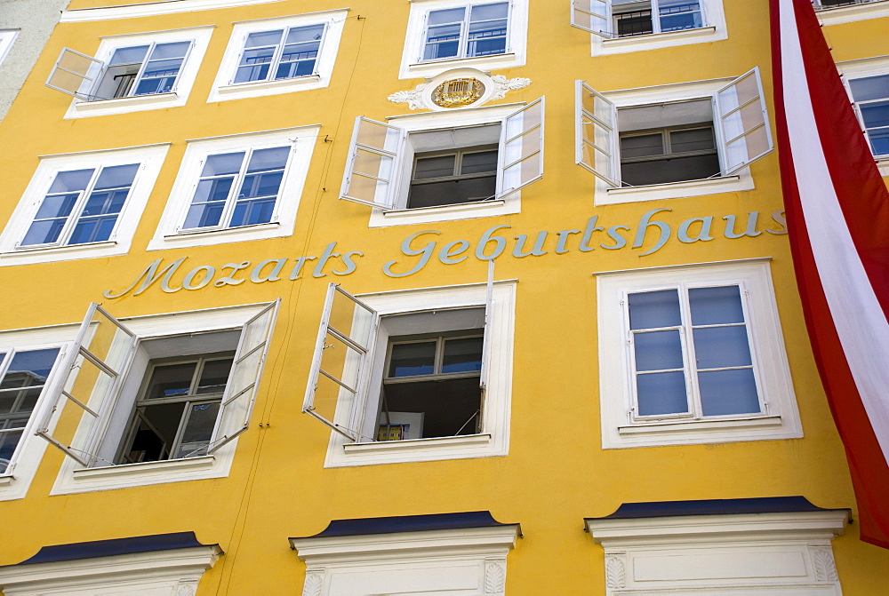 Mozart's birthhouse, Getreidegasse, Grain Lane, Salzburg, Austria, Europe