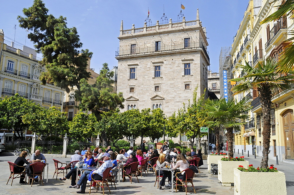 Street cafe, tourists, palacio, Palau de la Generalitat, seat of government, Plaza de la Virgen Square, Valencia, Spain, Europe