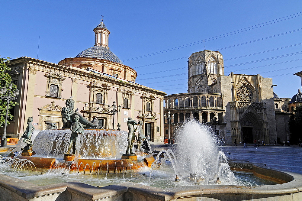 Fountain, Basilica of Virgen de los Desamparados, Catedral de Santa Maria Cathedral, Plaza de la Virgen Square, Valencia, Spain, Europe