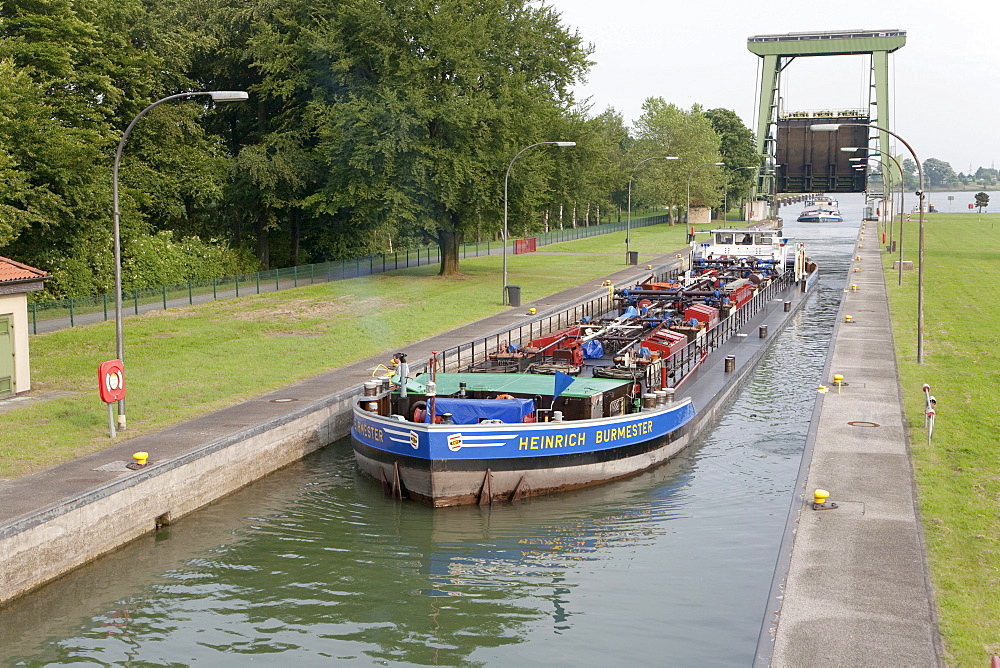 Lock at the Wesel-Datteln Canal, North Rhine-Westphalia, Germany, Europe