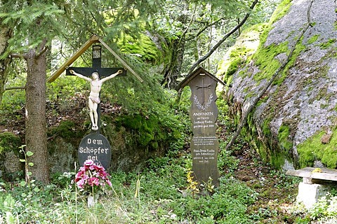 Cross and Totenbrett memorial board near the ruins of the Lobenstein castle, Zell, district of Cham, Bavarian Forest, Upper Palatinate, Bavaria, Germany, Europe