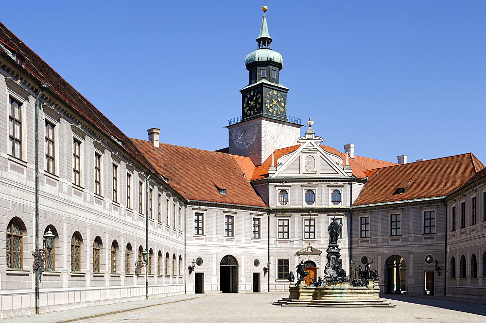 Brunnenhof fountain courtyard with Wittelsbacherbrunnen fountain by H. Gerhard, 1610 to 1620, residence, Munich, Upper Bavaria, Germany, Europe