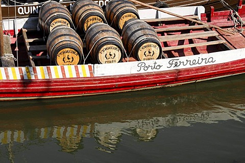 Port wine barrells, transport ship, Villa Nova de Gaia, Porto, North Portugal, Portugal, Europe