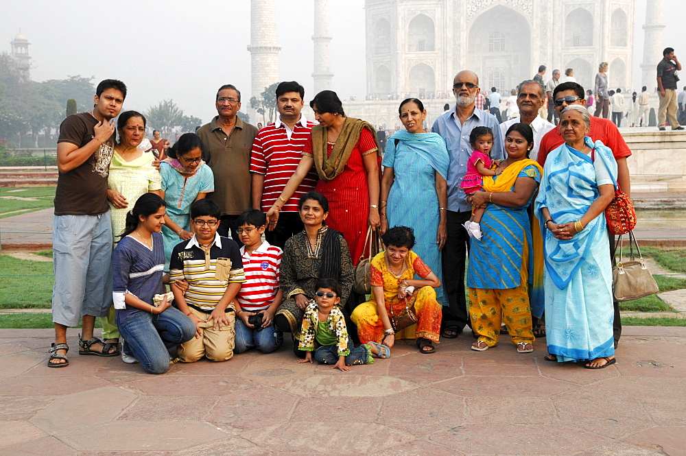 Family outing, family photo at the Taj Mahal, Agra, Rajasthan, northern India, Asia