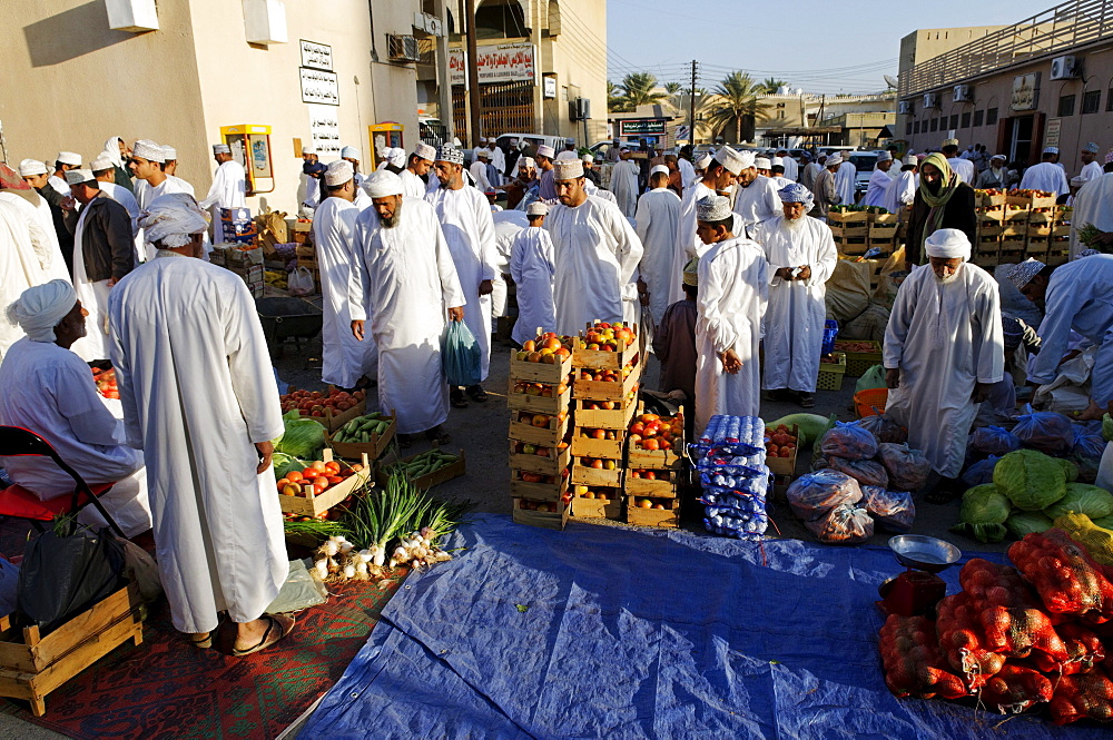 Omani men in traditional dress, vegetable market at Bahla, Hajar al Gharbi Mountains, Al Dakhliyah region, Sultanate of Oman, Arabia, Middle East