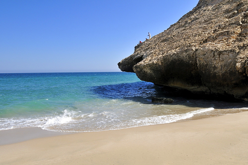 Omani men fishing from rocky coast, sandy beach, Indian Ocean, Sharqiya Region, Sultanate of Oman, Arabie, Middle East