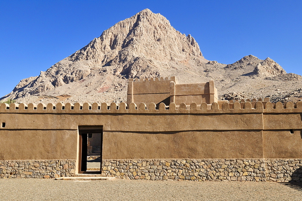 Historic adobe fortification Yanqul Fort or Castle, Hajar al Gharbi Mountains, Al Dhahirah region, Sultanate of Oman, Arabia, Middle East