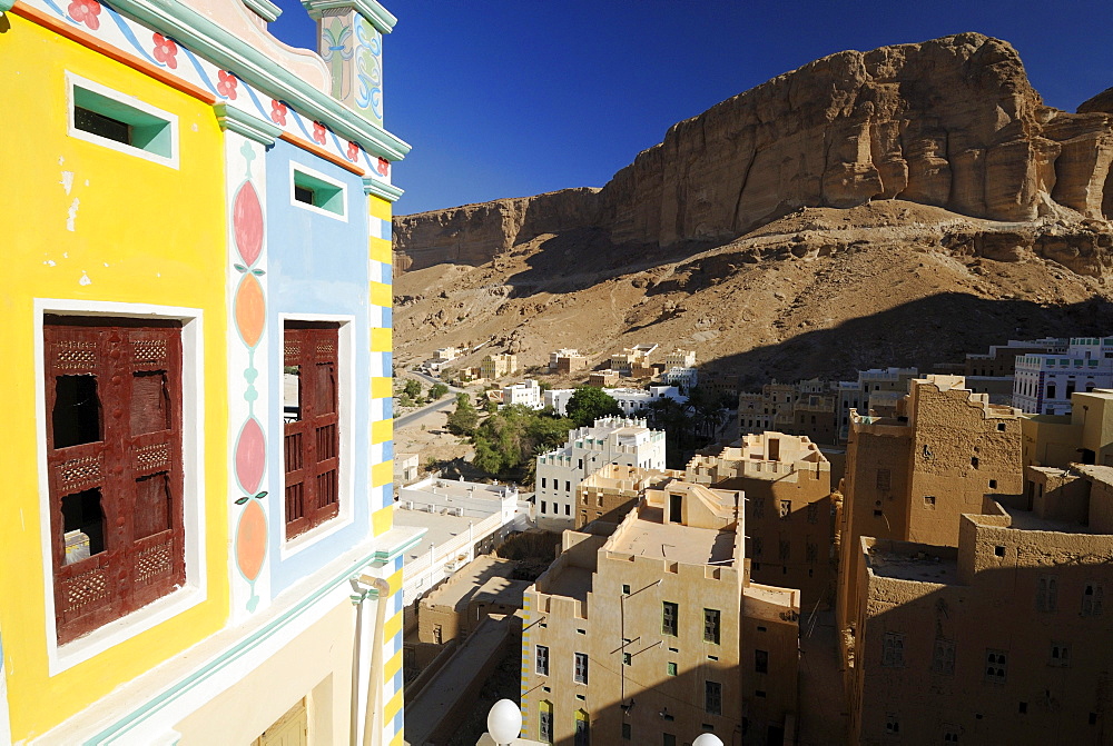 Colorful adobe Hotel Bait, Beit Bugshan, Khaylla, Khaylah village, Wadi Doan, Wadi Hadramaut, Yemen, Arabia, Southwest Asia