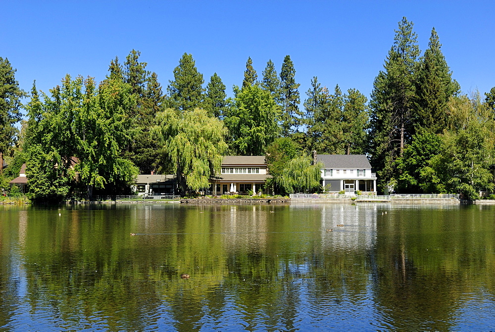 Waterfront property on Deschutes River, Bend, Cascade Range, Oregon, USA