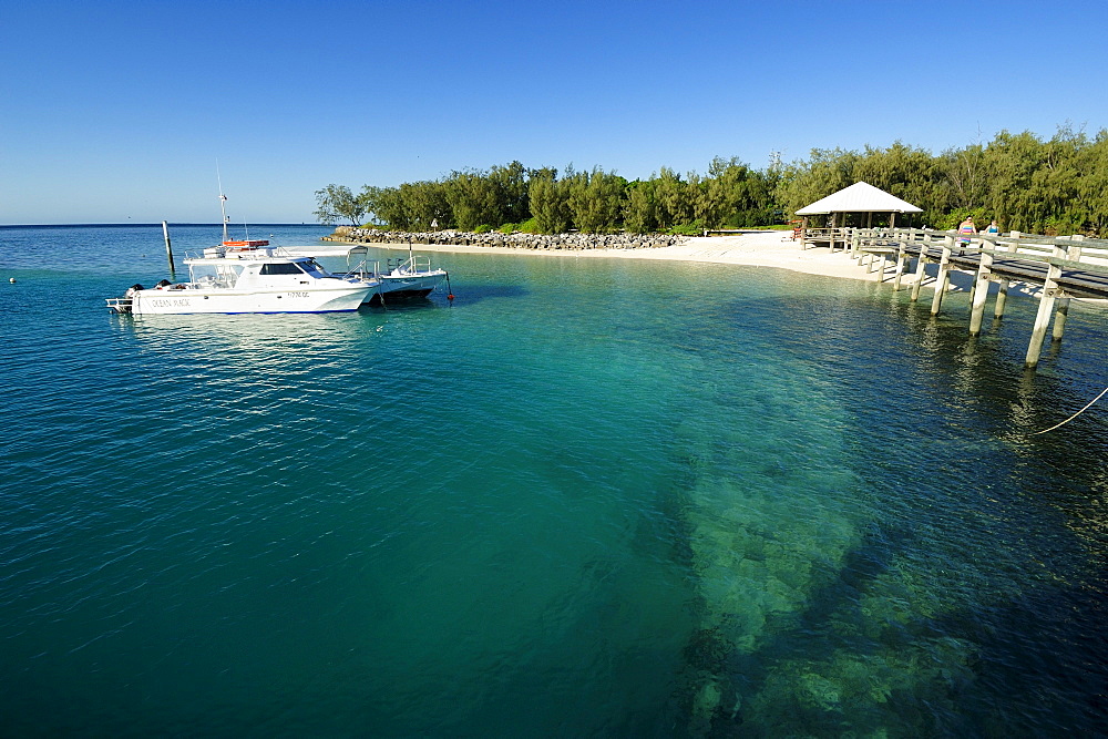 Boat jetty on Heron Island, Capricornia Cays National Park, Great Barrier Reef, Queensland, Australia