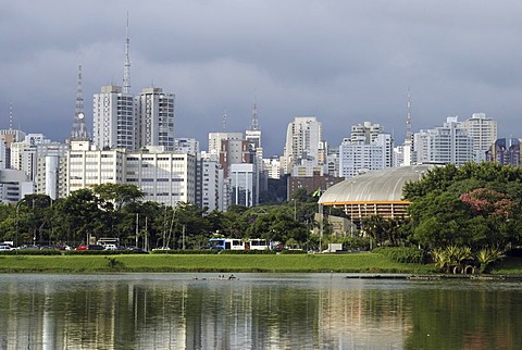 View from the Parque de Ibirapuera park on the high-rise buildings of the Zona Sul and the Ginasio do Ibrapuera sports hall by architect Oscar Niemeyer, Sao Paulo, Brazil, South America