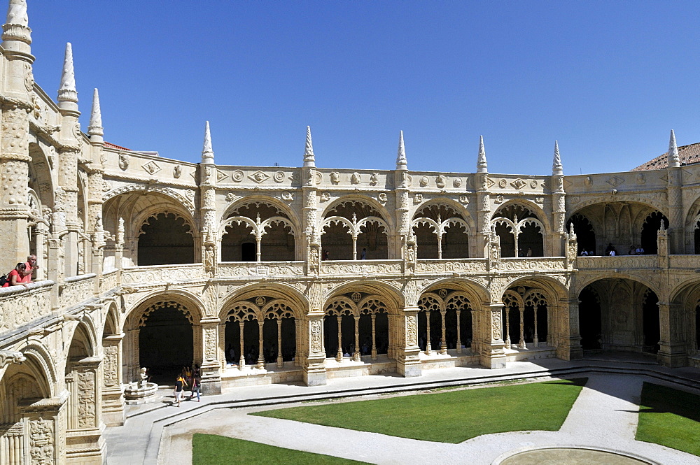 Two-storeyed cloister in the enclosure, Claustro, of the Hieronymites Monastery, Mosteiro dos Jeronimos, UNESCO World Heritage Site, Manueline style, Portuguese late-Gothic, Belem, Lisbon, Portugal, Europe