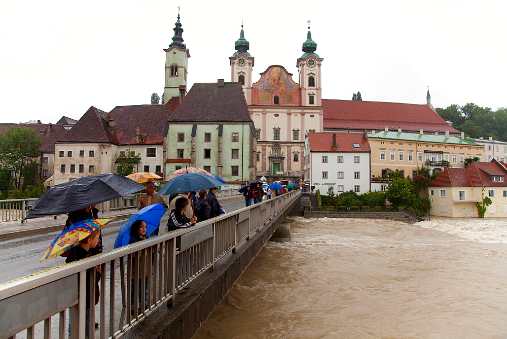 Onlookers, Enns floodwater in Steyr, Upper Austria, Austria, Europe