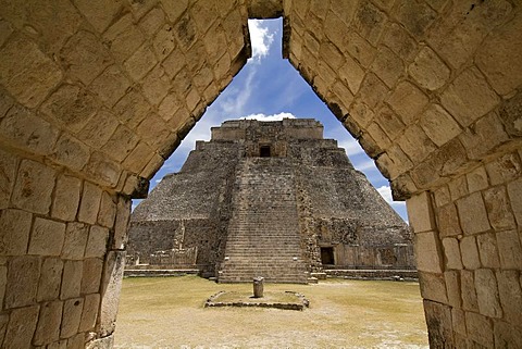 Uxmal, UNESCO World Heritage Site, Adivino pyramid or Pyramid of the Magician, Yucatan, Mexico