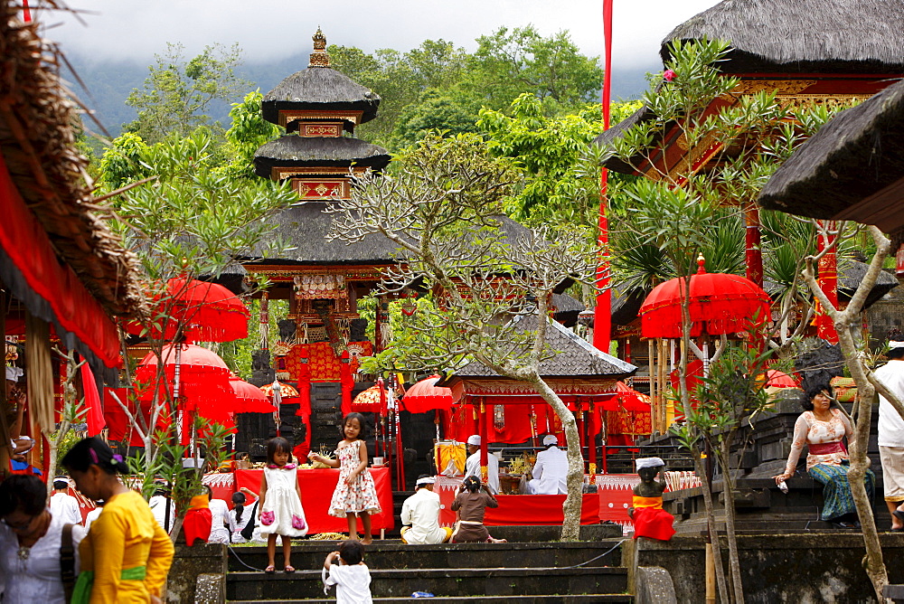 Praying pilgrims, Hindu New Year Festival, Pura Besakhi, held every 10 years, at Agung volcano, 2567m, Bali, Republic of Indonesia, Asia