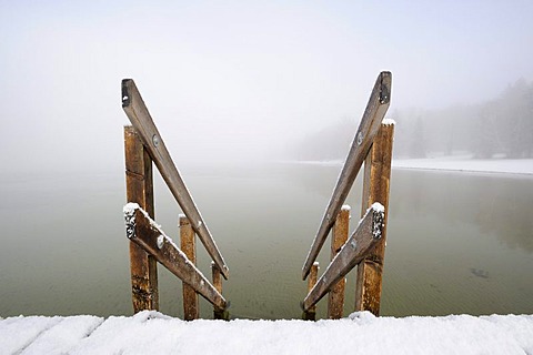 Jetty at Buchscharner Seewirt Inn at Lake Starnberg near Muensing, Upper Bavaria, Bavaria, Germany