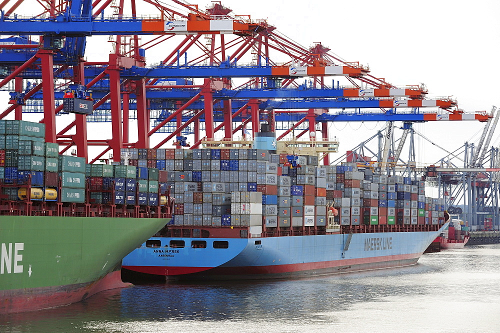 Container ship being loaded at the Eurogate, Hamburg, Germany, Europe