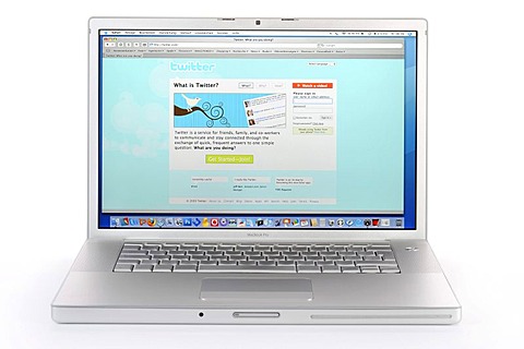 TWITTER.de, web-based social network, news service and micro-blogging service portal on Apple MacBook Pro