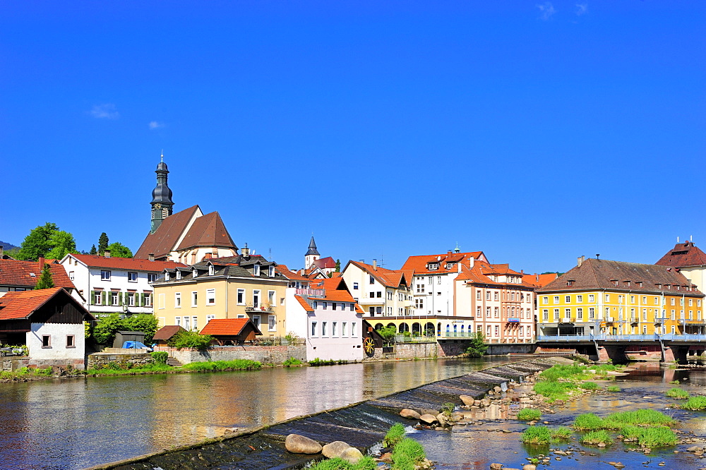 Overlooking the river Murg to the historic centre with Sankt Jakobskirche St. James church, Gernsbach, Murgtal, Black Forest, Baden-Wuerttemberg, Germany, Europe