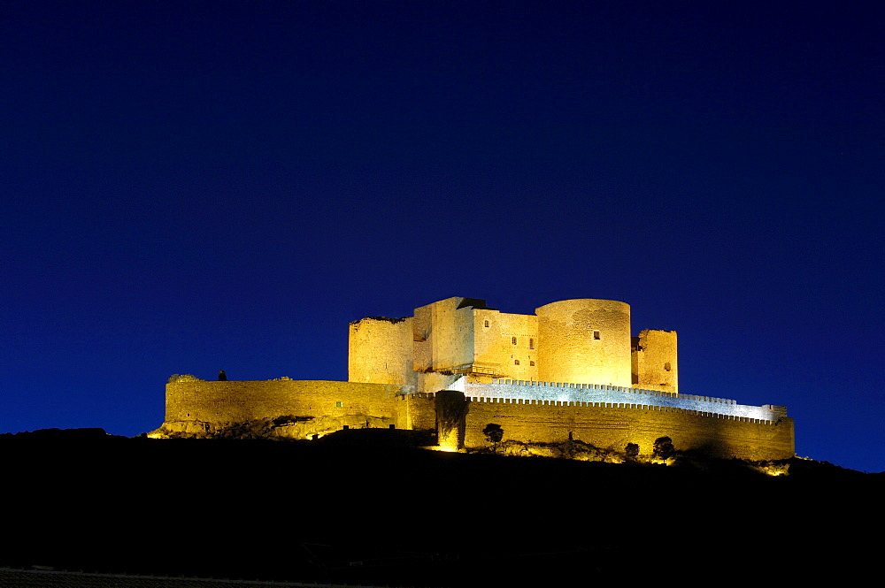 Caballeros de San Juan de Jerusalen Castle, 12th century, at dusk, Consuegra, province of Toledo, Route of Don Quixote, Castilla-La Mancha, Spain, Europe