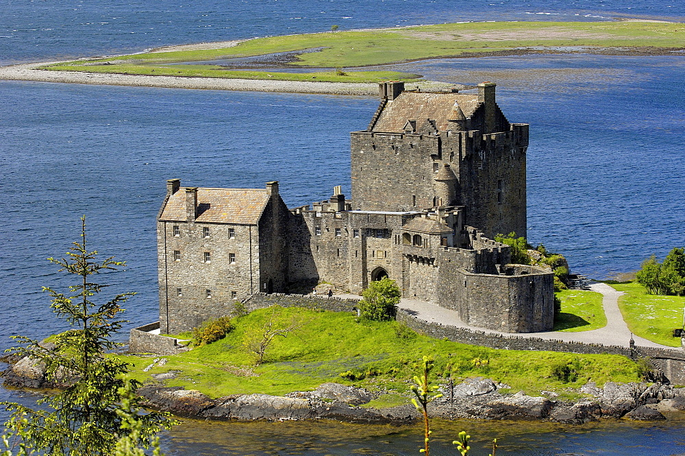 Eilean Donan castle and Loch Duich, Highlands Region, Scotland, United Kingdom, Europe