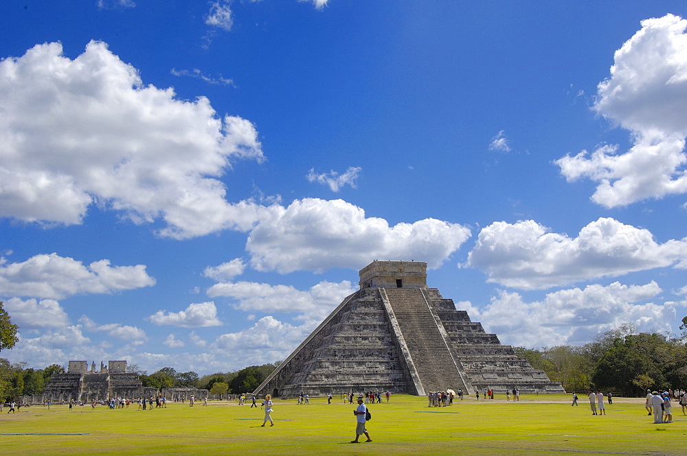 Pyramid of Kukulkan, The Castle, Mayan ruins of Chichen Itza, Mayan Riviera, Yucatan Peninsula, Mexico