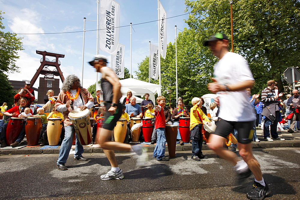 Karstadt marathon, Ruhr marathon, starting in two cities, Oberhausen and Dortmund, finishing in Essen, here 5km away from the finish line, runners in front of UNESCO World Cultural Heritage site Zeche Zollverein, Essen, North Rhine-Westphalia, Germany, Eu