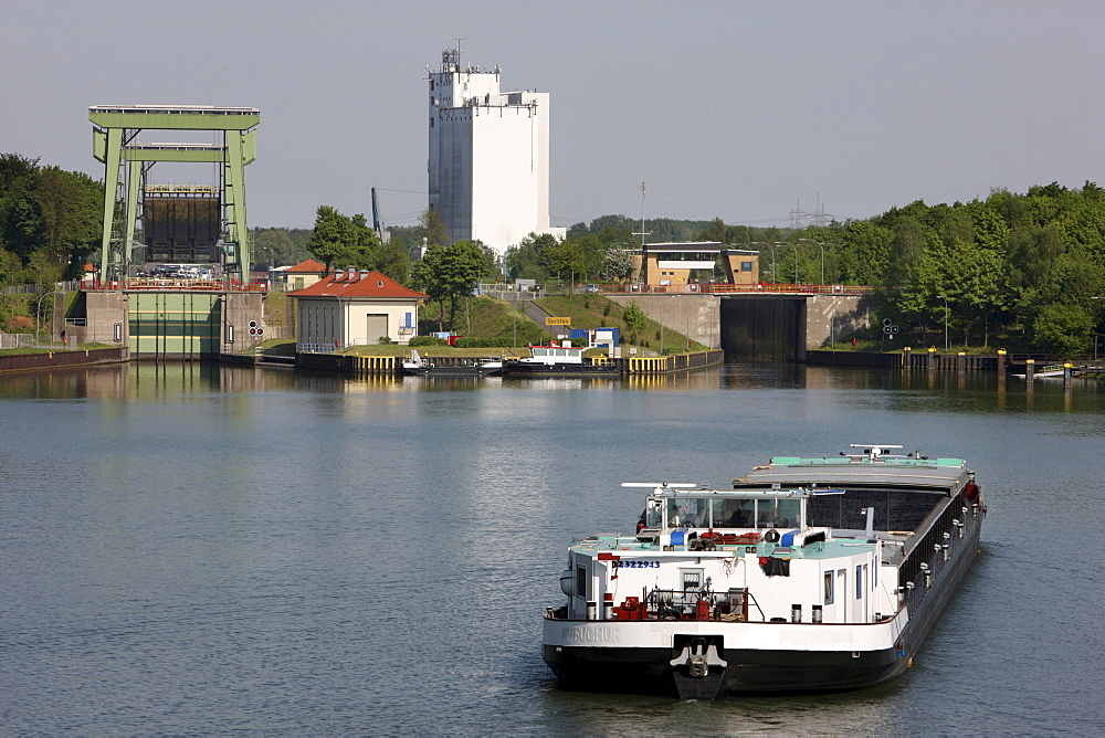 Lock at the Wesel-Datteln-Canal, for inland freight ships, locks near Dorsten, North Rhine-Westphalia, Germany, Europe