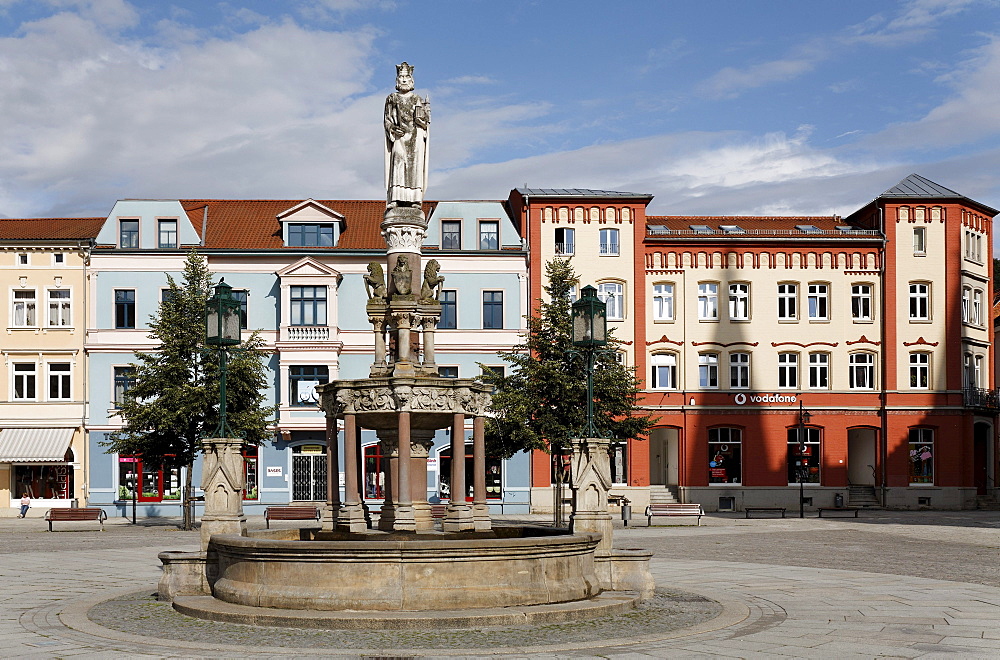 Heinrichsbrunnen fountain and town houses on the market place, Meiningen, Rhoen, Thuringia, Germany, Europe