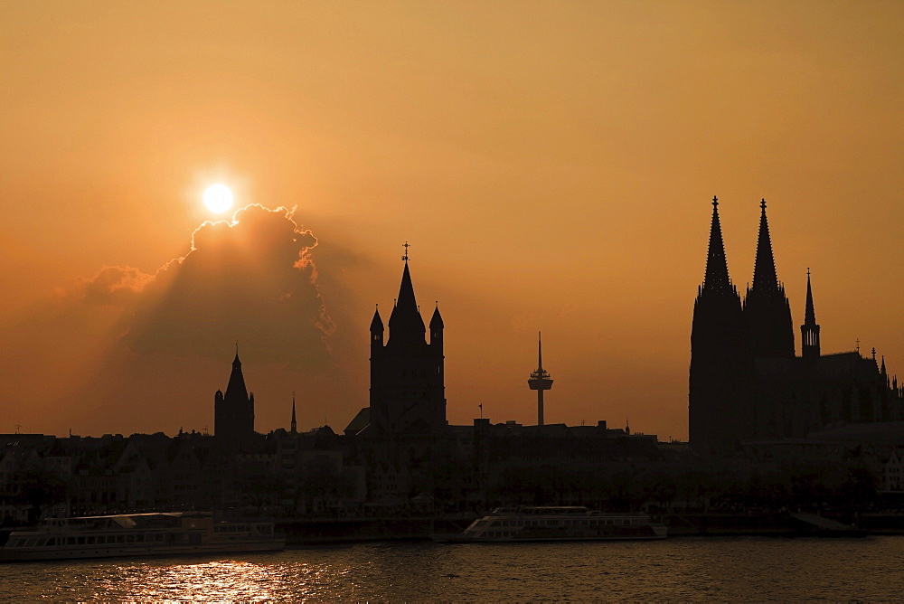 Silhouette, banks of Rhine River and the Cologne Cathedral at sunset, Cologne, North Rhine-Westphalia, Germany, Europe