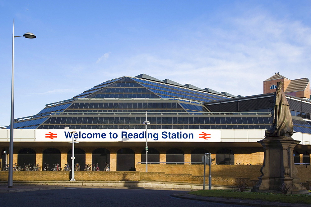 Reading Railway Station with the statue of King Edward VII, Station Square, Reading, Berkshire, United Kingdom, Europe