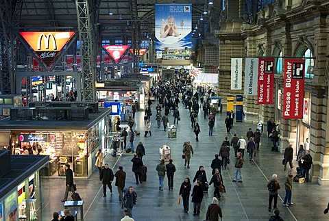 Crowds in the main station, Frankfurt Hauptbahnhof, Frankfurt, Hesse, Germany.