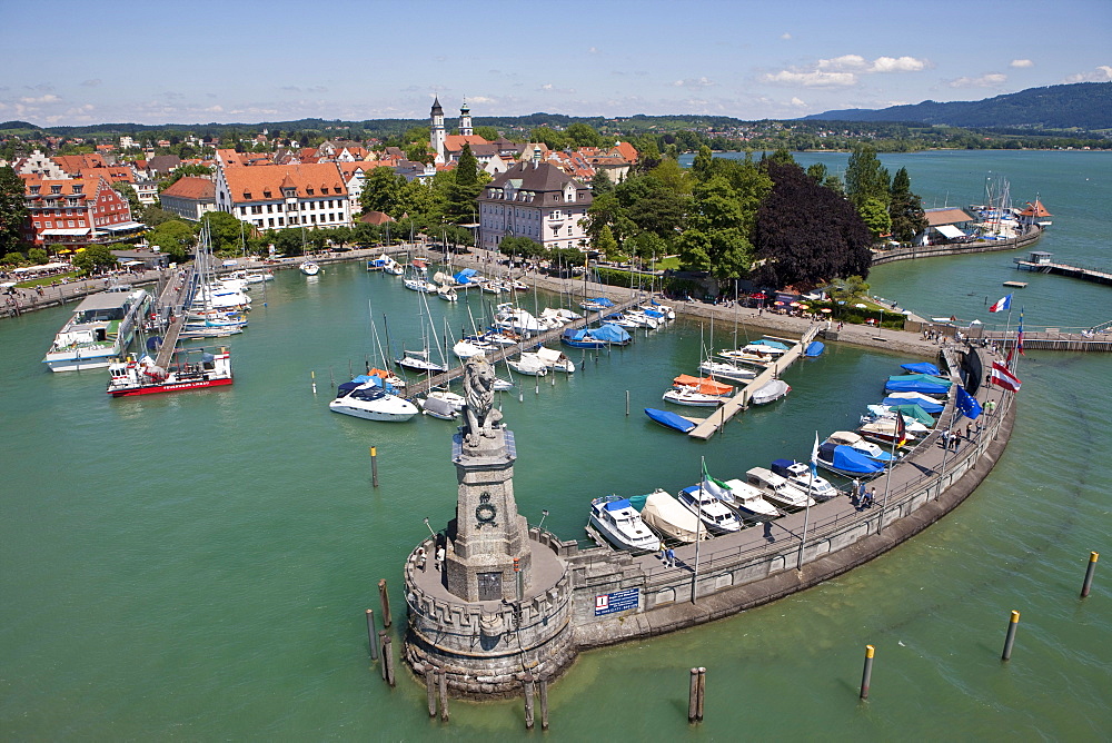 View of the port of Lindau with the monument of the lion overlooking the lake by sculptor Johann von Halbig, Lindau am Bodensee, Lake Constance, Bavaria, Germany, Europe