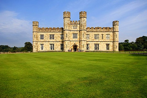 Central facade of Leeds Castle, Leeds, county of Kent, England, Europe