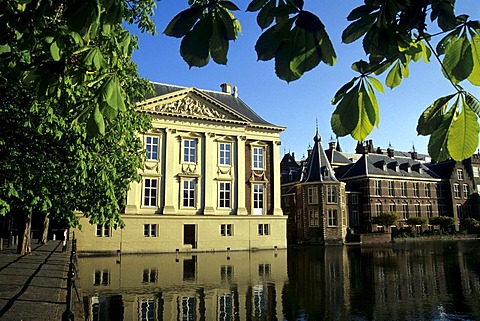 Mauritshuis Museum and the Binnenhof complex of buildings of Parliament on Hofvijver, Court's Pond, The Hague, Province of South Holland, Zuid-Holland, Netherlands, Benelux, Europe