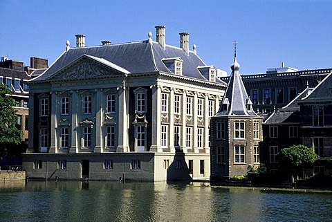 Mauritshuis Museum and the Binnenhof complex of buildings of Parliament on Hofvijver, Court's Pond, The Hague, Province of South Holland, Zuid-Holland, Netherlands, Benelux, Europe