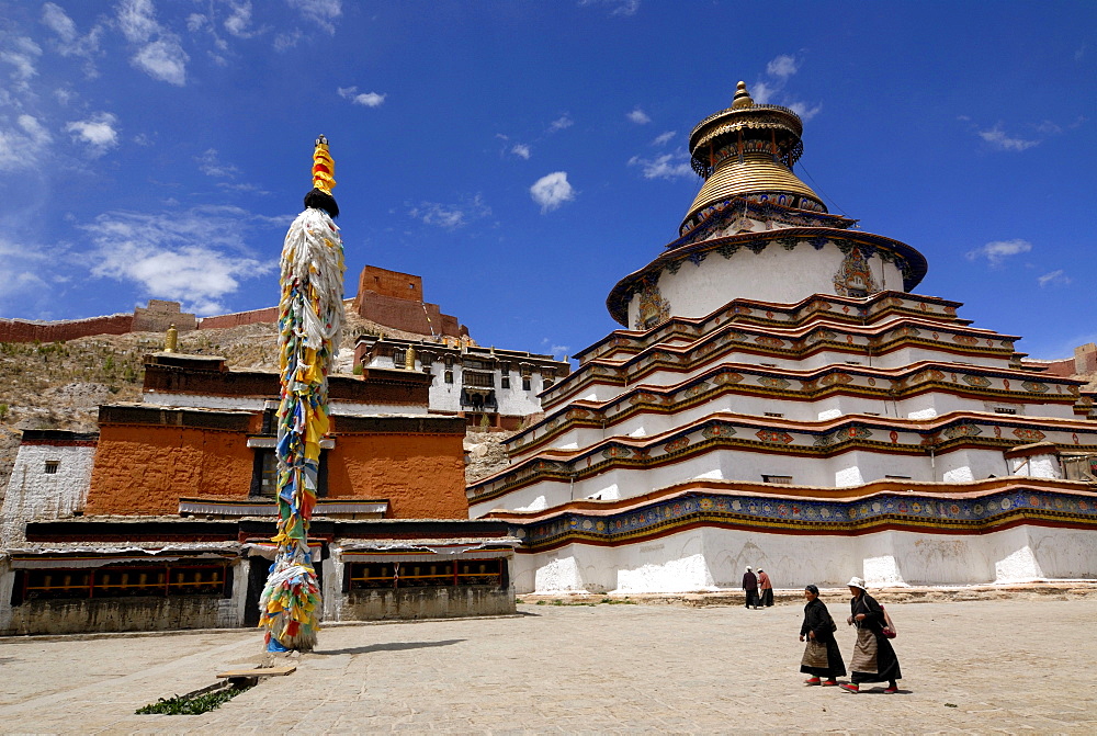 Gyantse Kumbum, walk-in mandala, and Pelkor Choede monastery with Tibetan pilgrims, elderly women, Gyantse, Tibet, China, Asia