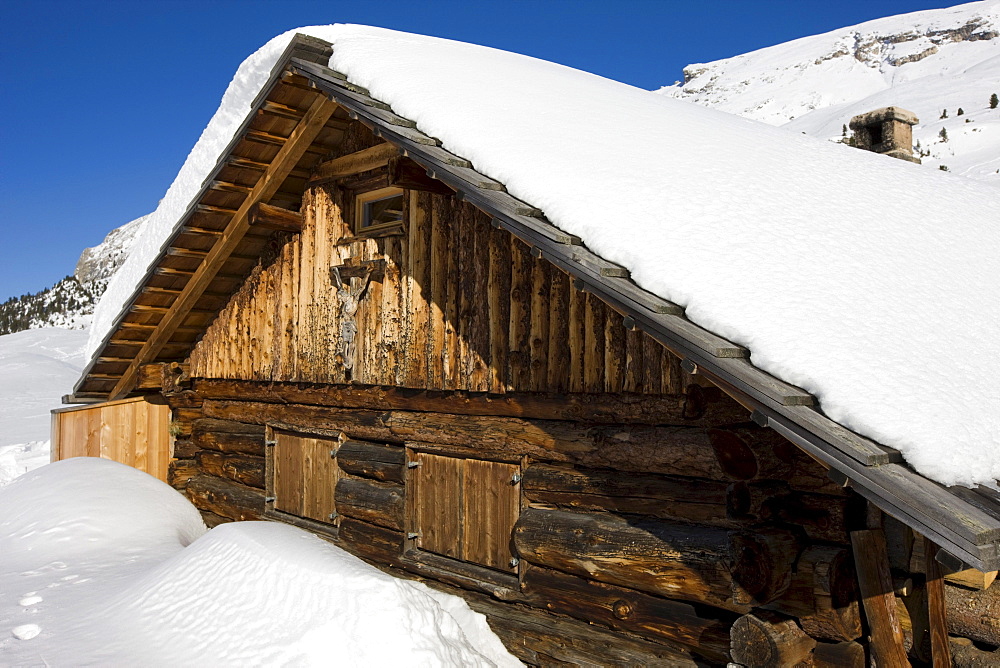 Snow-covered mountain lodge on the Plaetzwiese high plateau, Dolomites, South Tyrol, Italy, Europe