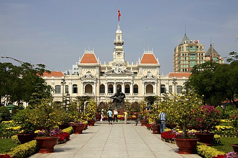 Ho Chi Minh statue in front of the town hall, from the colonial era in Ho Chi Minh City, Saigon, Vietnam, Asia