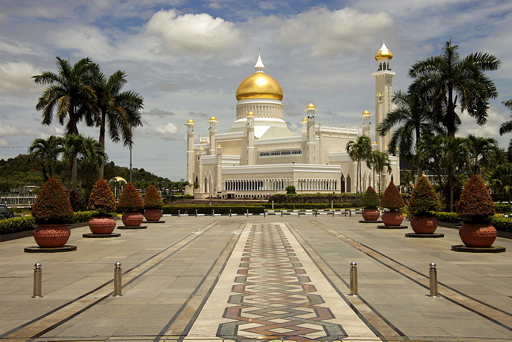 Royal Mosque of Sultan Omar Ali Saifuddin in the capital city, Bandar Seri Begawan, Brunei, Asia