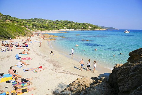 Tourists at the beach of L'Escalet near Ramatuelle, Departement Var, at the Cote d'Azur, Provence, Southern France, France